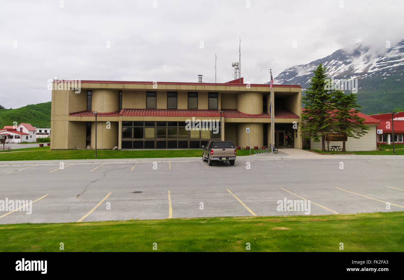 Rathaus von Valdez, Alaska, Vereinigte Staaten, an einem bewölkten Tag. Stockfoto