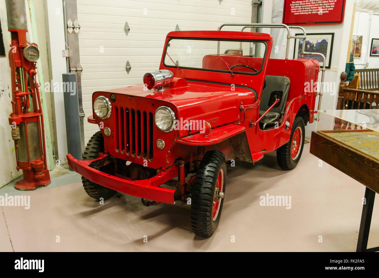 1953 Willys Jeep Zivilschutz Fahrzeug und Feuerwehrauto. Auf der Ausstellung im Musée Valdez in Valdez, Alaska. Stockfoto