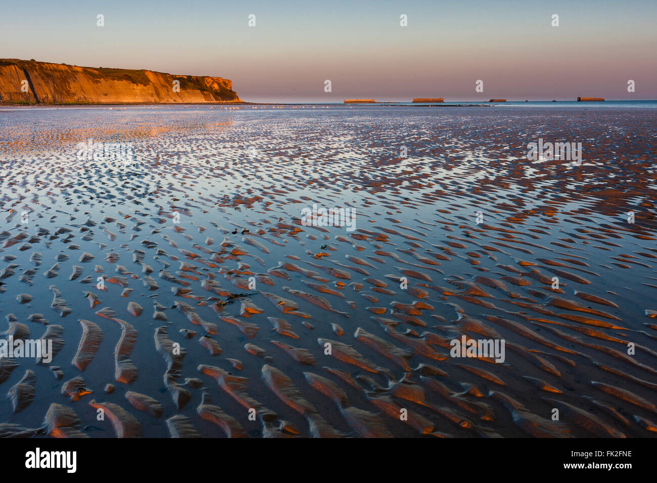 Frühen Morgenlicht an den Strand von Arromanches, auch bekannt als Gold Beach, einer der Strände von d-Day Landung der Alliierten Stockfoto