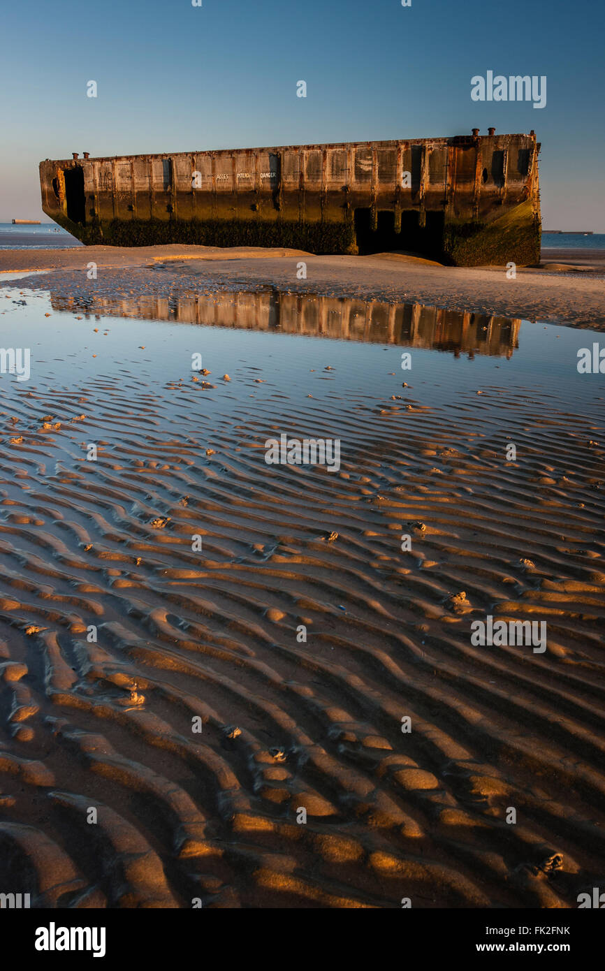 Am Strand von Arromanches-Les-Bains kann man noch sehen, was bleibt von der künstlichen Mulberry-Häfen, die von verwendet wurden die eine Stockfoto