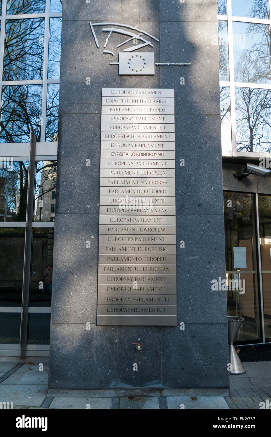Mehrsprachige Zeichen vor das Europäische Parlament, unter Angabe ihrer Namen in allen Amtssprachen der EU. Brüssel, Belgien. Stockfoto