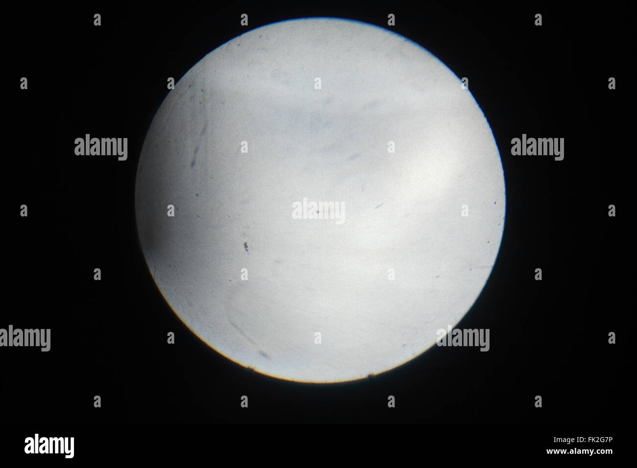 Der Kreis des Lichtes auf einem schwarzen Hintergrund aus dem Overhead-Projektor Stockfoto