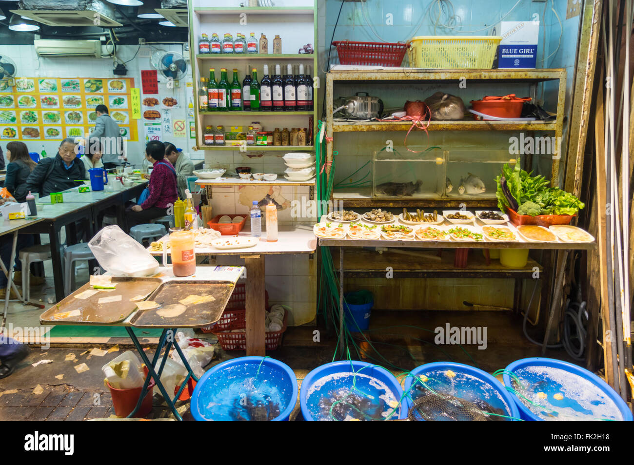 Meeresfrüchte in Eimern und Becken ein einfaches Restaurant in Yau Ma Tei, Kowloon, Hong Kong, in der Nacht zu leben. Stockfoto