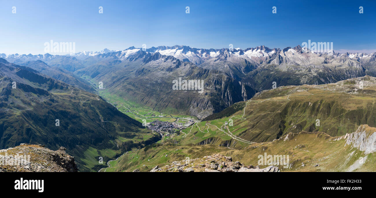 Panorama des Urserentals und die Stadt von Andermatt in den Schweizer Alpen, umgeben von Bergen. Kanton Uri, Schweiz. Stockfoto