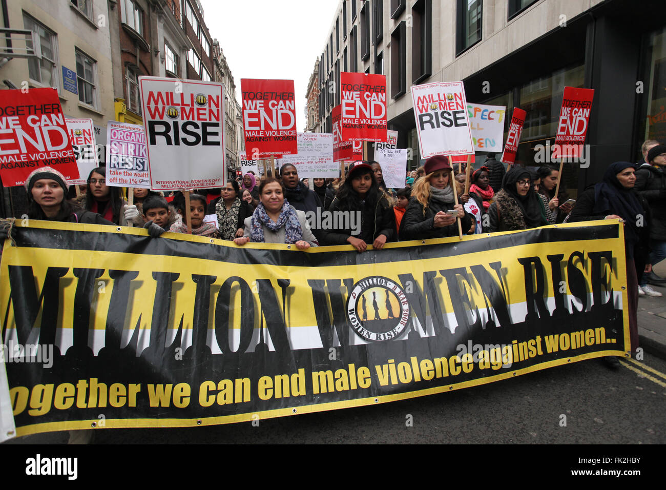 London, UK, 5. März 2016. Frauen bei Millionen Frauen steigen Demonstration verurteilen Gewalt gegen Frauen. Bildnachweis: Rastislav Kolesar/Alamy Live-Nachrichten Stockfoto