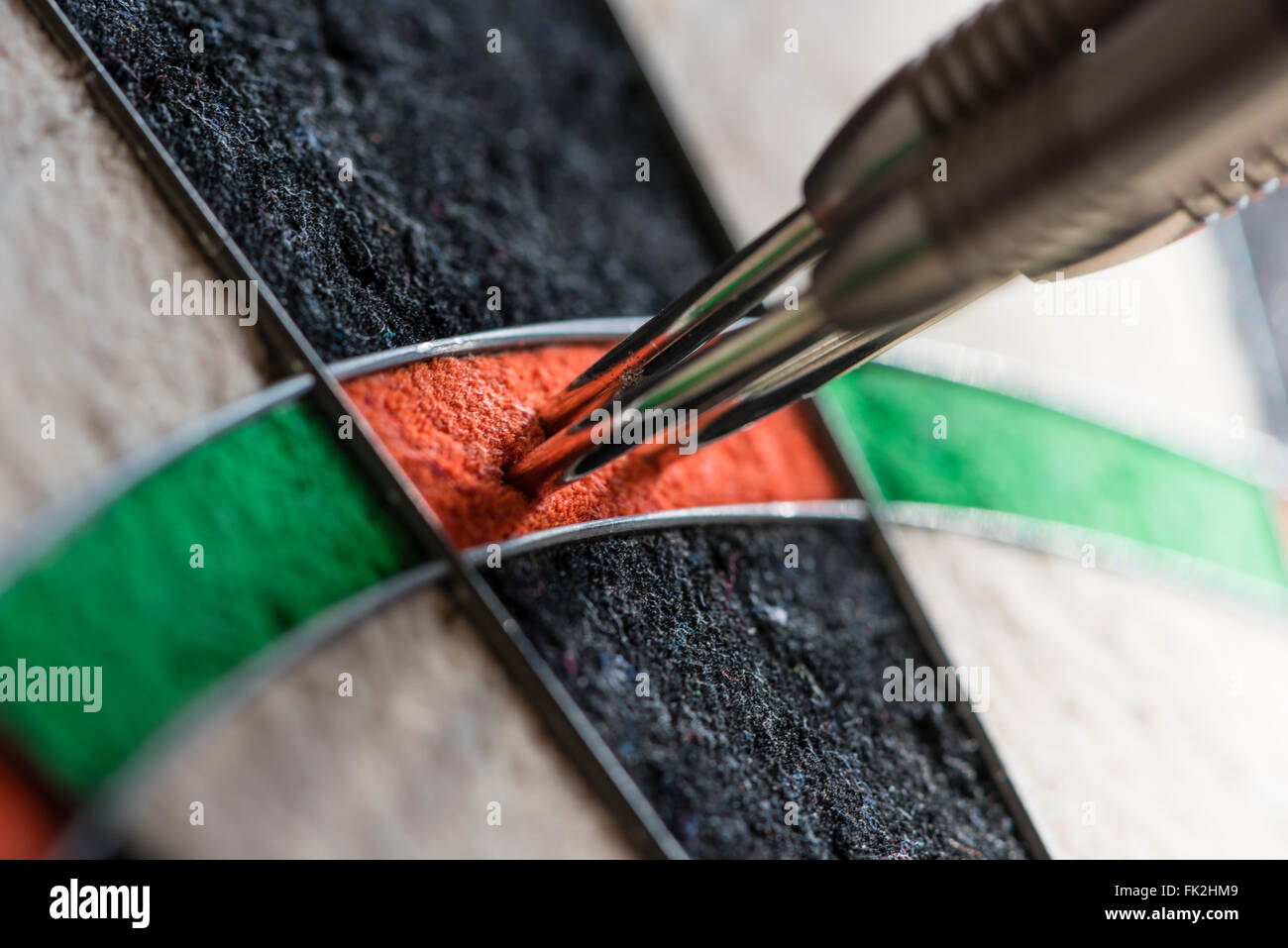 Detailansicht der drei Darts in einer professionellen Sisal Dartscheibe  kleben. Dart getroffen die maximale Punktzahl von 180 (3 x Höhen 20  Stockfotografie - Alamy