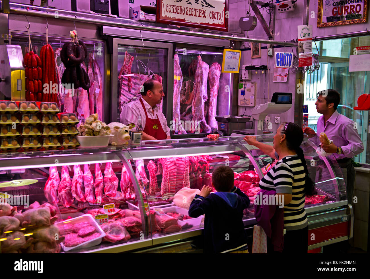 Stall für Fleisch- und Wurstwaren auf dem grünen Markt, Granada, Spanien Stockfoto