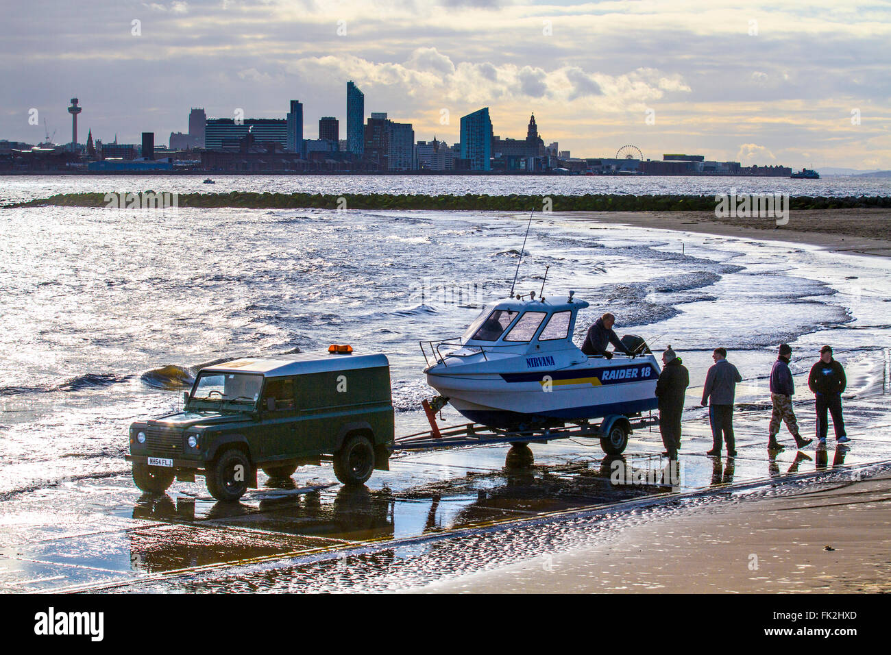 Seeangler in New Brighton, Wallasey. März 2016. Wetter in Großbritannien. Wettbewerb zum Muttertag im Seefischen. Boote und Anhänger Angeln die Mersey mit Rute & Line. Angeln New Brighton ist sehr beliebt. Der Hauptfang ist Whiting und Dabs, eine Cod Show, aber nicht in der Anzahl, die an anderen Marken weiter den Fluss Mersey entlang gefunden wird. New Brighton ist mit seiner erstklassigen Lage an der Küste, genau wie der Fluss Mersey auf die Irische See trifft, ein idealer Angelplatz. Stockfoto