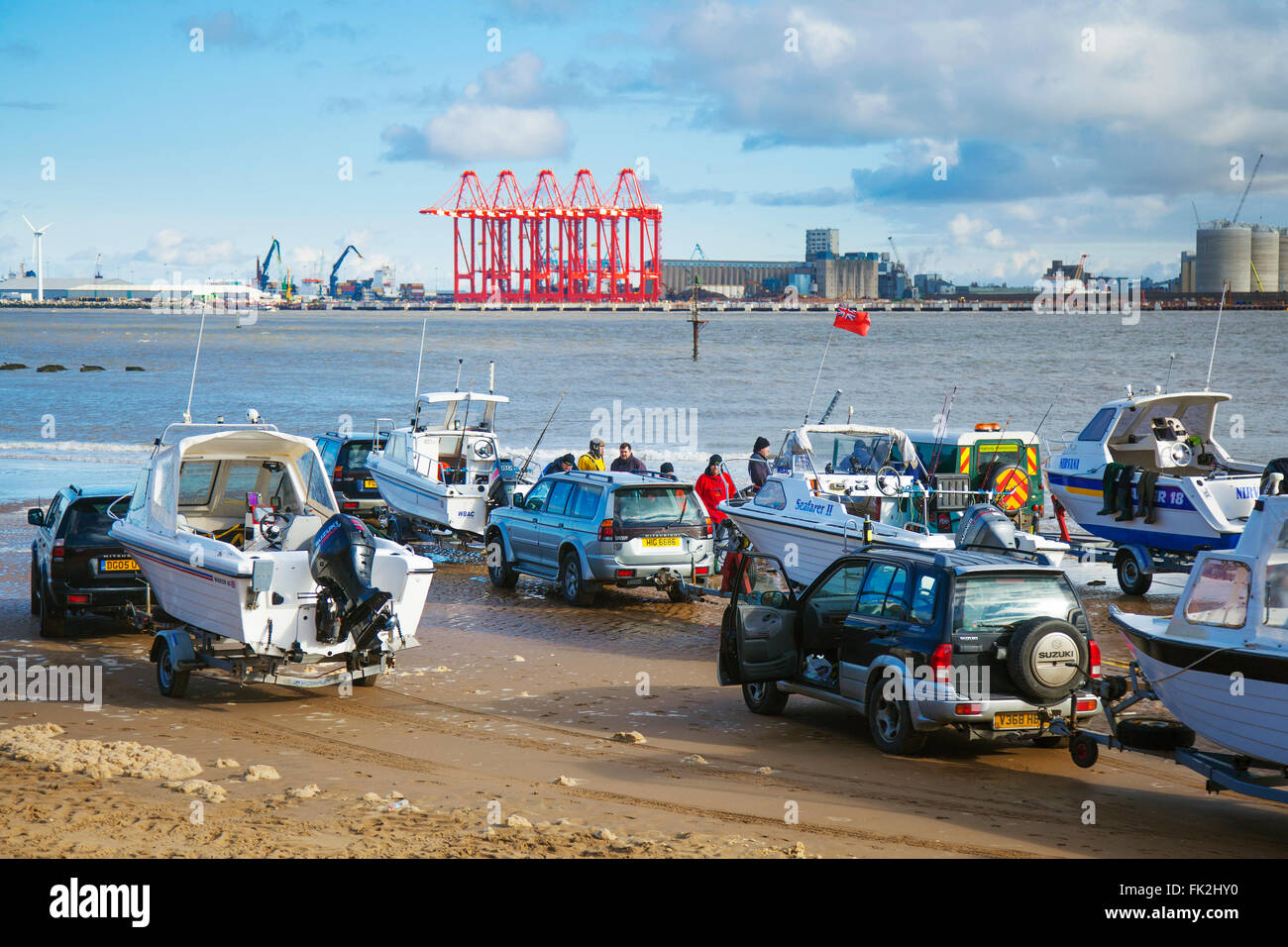 Seeangler in New Brighton, Wallasey. März 2016. Wetter in Großbritannien. Wettbewerb zum Muttertag im Seefischen. Boote und Anhänger Angeln die Mersey mit Rute & Line. Angeln New Brighton ist sehr beliebt. Der Hauptfang ist Whiting und Dabs, eine Cod Show, aber nicht in der Anzahl, die an anderen Marken weiter den Fluss Mersey entlang gefunden wird. New Brighton ist mit seiner erstklassigen Lage an der Küste, genau wie der Fluss Mersey auf die Irische See trifft, ein idealer Angelplatz. Stockfoto