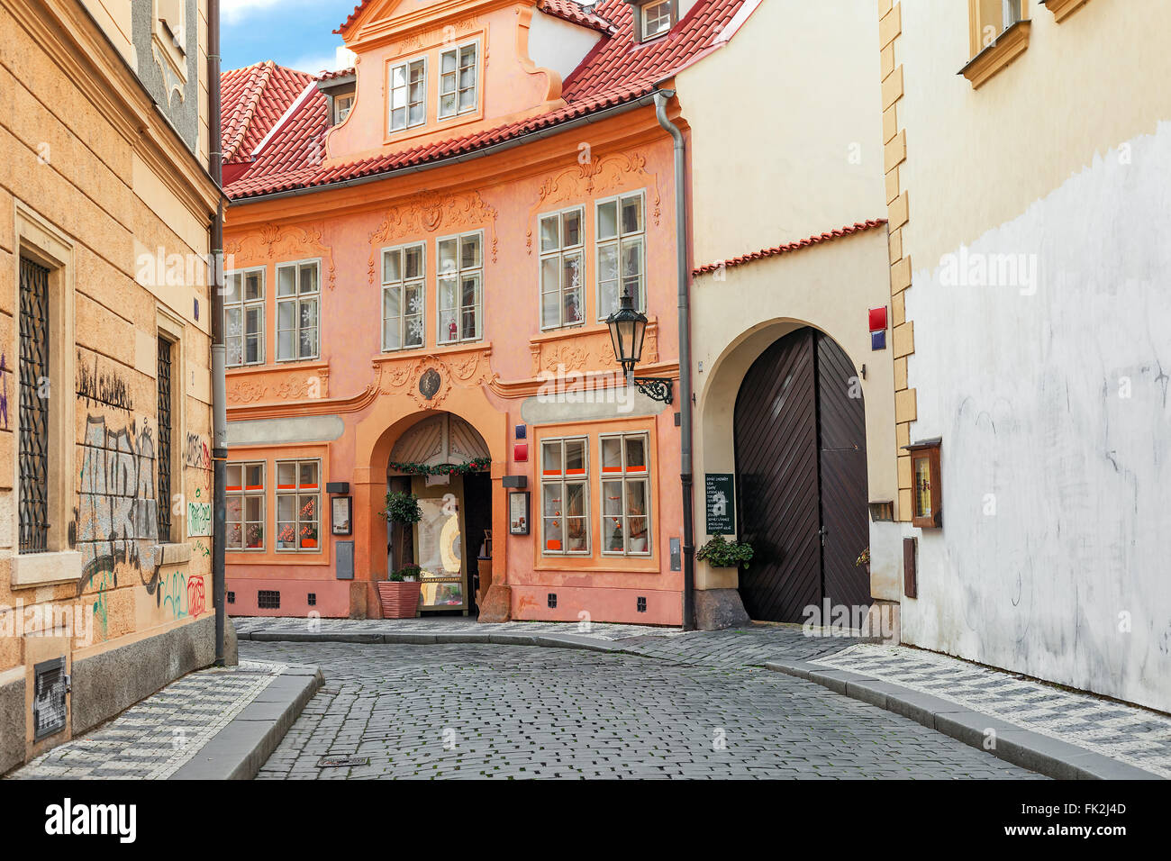 Schmale gepflasterte Straße zwischen typischen Häusern in Old Town Prague, Tschechische Republik. Stockfoto