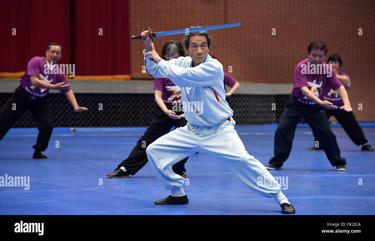 Taipeh. 6. März 2016. Ein älterer Mann übt Taiji Schwert Taiji-Promotion-Kampagne in Taipei, Südost-China Taiwan, 6. März 2016. Taiji, Tai Chi oder Tai Chi im englischen Sprachgebrauch oft abgekürzt, ist t ' ai Chi ch'uan oder T¨¤ij¨ªqu¨ ¢ n eine interne chinesische Kampfkunst praktiziert für seine Verteidigung-Training und seine gesundheitlichen Vorteile. © Wu Ching-Teng/Xinhua/Alamy Live-Nachrichten Stockfoto