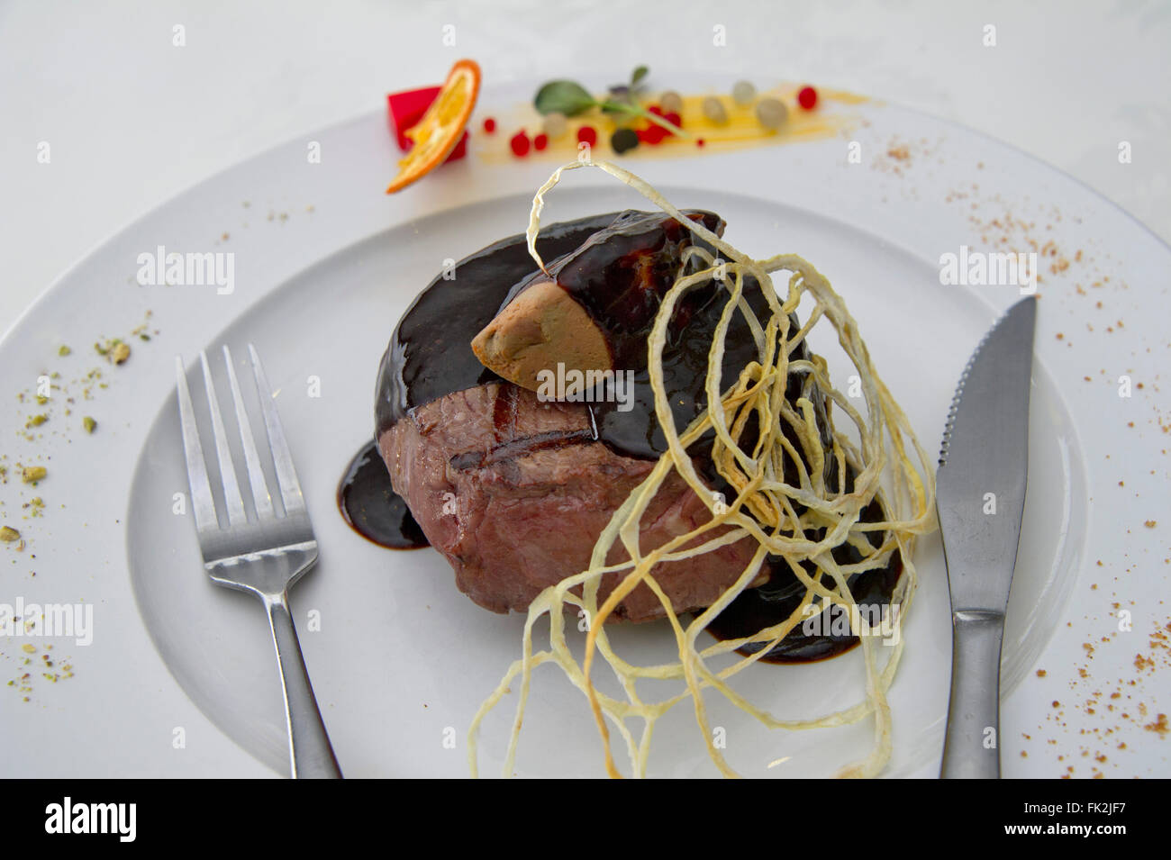 Filletto Rossini Filetsteak mit Croutons, garniert mit Pastete und Madeirasauce. eine UK-Restaurant-Küche Italienisch Stockfoto