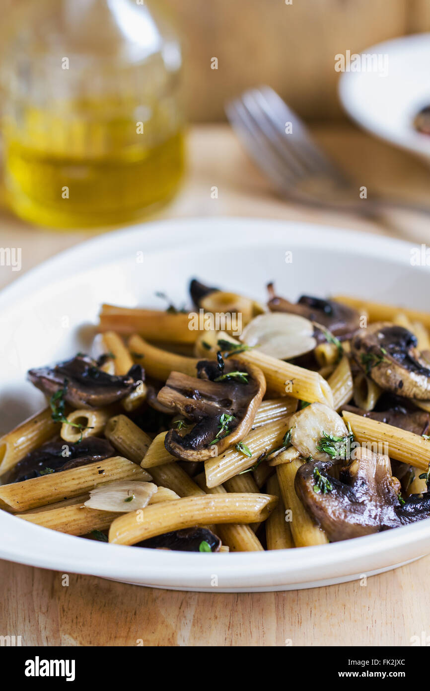 Penne mit Taste Pilz-Kräuter-sauce Stockfoto