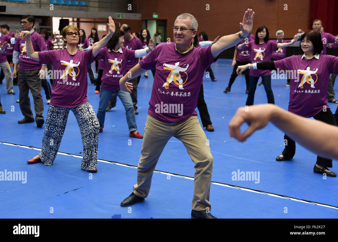Taipeh. 6. März 2016. Ausländischen Fans üben Taiji bei einem Taiji-Promotion-Kampagne in Südost-China Taiwan, Taipei 6. März 2016. Taiji, Tai Chi oder Tai Chi im englischen Sprachgebrauch oft abgekürzt, ist t ' ai Chi ch'uan oder T¨¤ij¨ªqu¨ ¢ n eine interne chinesische Kampfkunst praktiziert für seine Verteidigung-Training und seine gesundheitlichen Vorteile. © Wu Ching-Teng/Xinhua/Alamy Live-Nachrichten Stockfoto