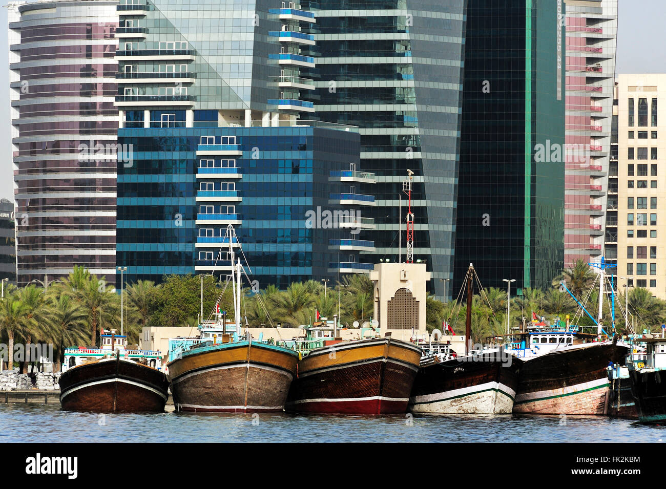 Hochhäuser und Dhaus am Bach, Dubai Stockfoto