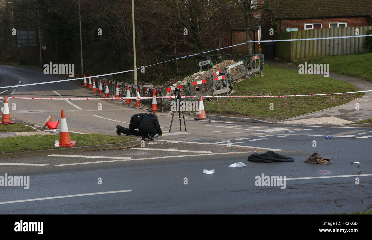 Andover, Hampshire, UK. 6. März 2016. Ein Radfahrer ist in einem lebensbedrohlichen Zustand nach einem Hit and Run.  Polizei jagen den Fahrer eines Fahrzeugs, die nicht zu stoppen nach der Kollision mit der 46 Jahre alte Mann, der auf der Straße liegend gefunden wurde.  Eine vorbeifahrenden Autofahrer rief den Krankenwagen nach der Entdeckung der verletzte Mann aus Andover, wer mit was als besonders schwer beschrieben wird ins Krankenhaus gebracht wurde und lebensbedrohliche Verletzungen. Bildnachweis: Uknip/Alamy Live-Nachrichten Stockfoto