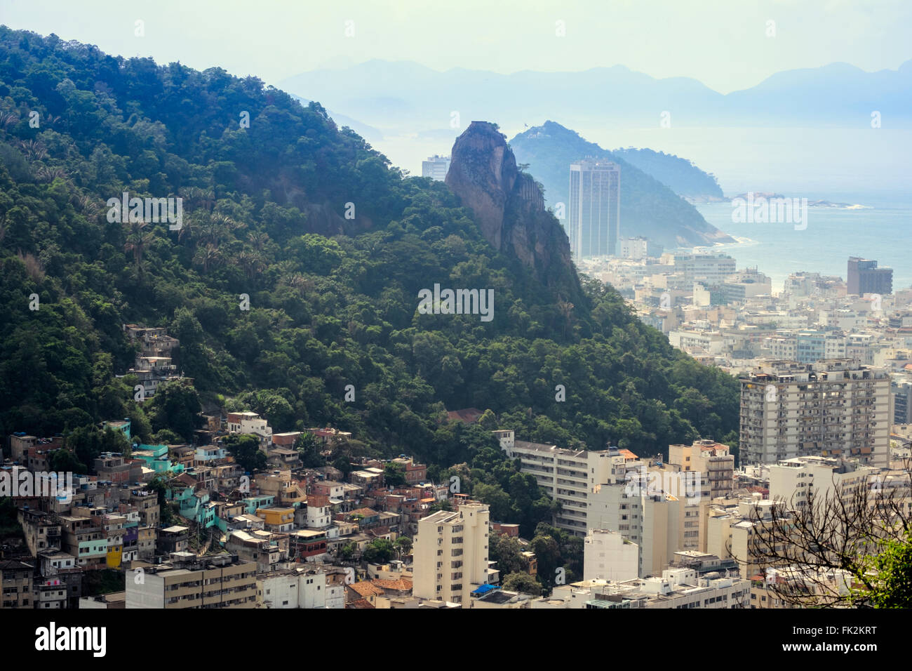 Morro de Sao Joao (im Vordergrund) und Favela, Copera und der Morro do Leme Hügel in Rio de Janeiro. Der Regenwald des Tijuca National Park Stockfoto