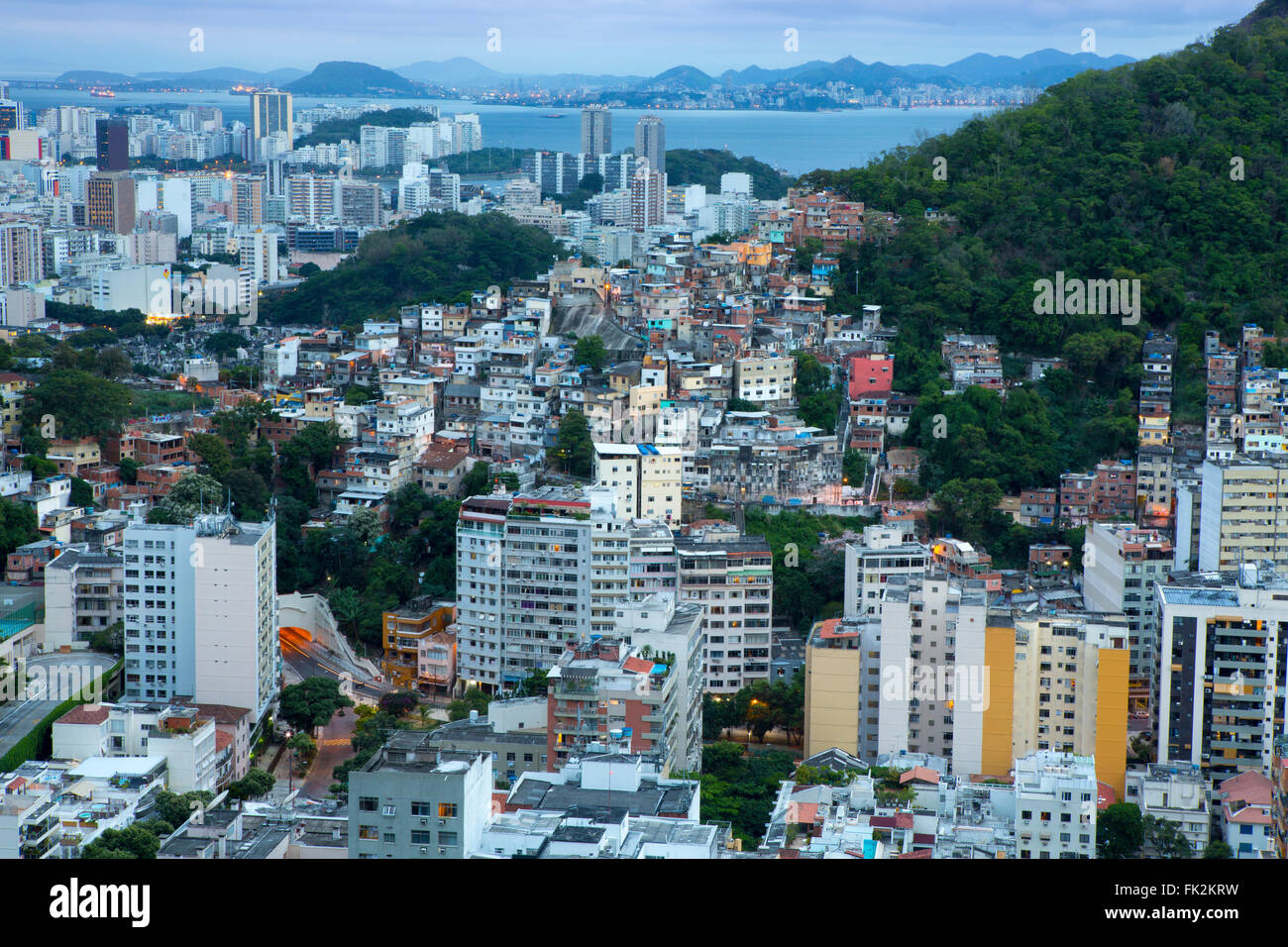 Die Tabajaras Favela, erhöhte Aussicht auf die Gebäude von Botafogo und Copacabana Strand und den Atlantischen Ozean, Rio de Janeiro, Brasilien Stockfoto