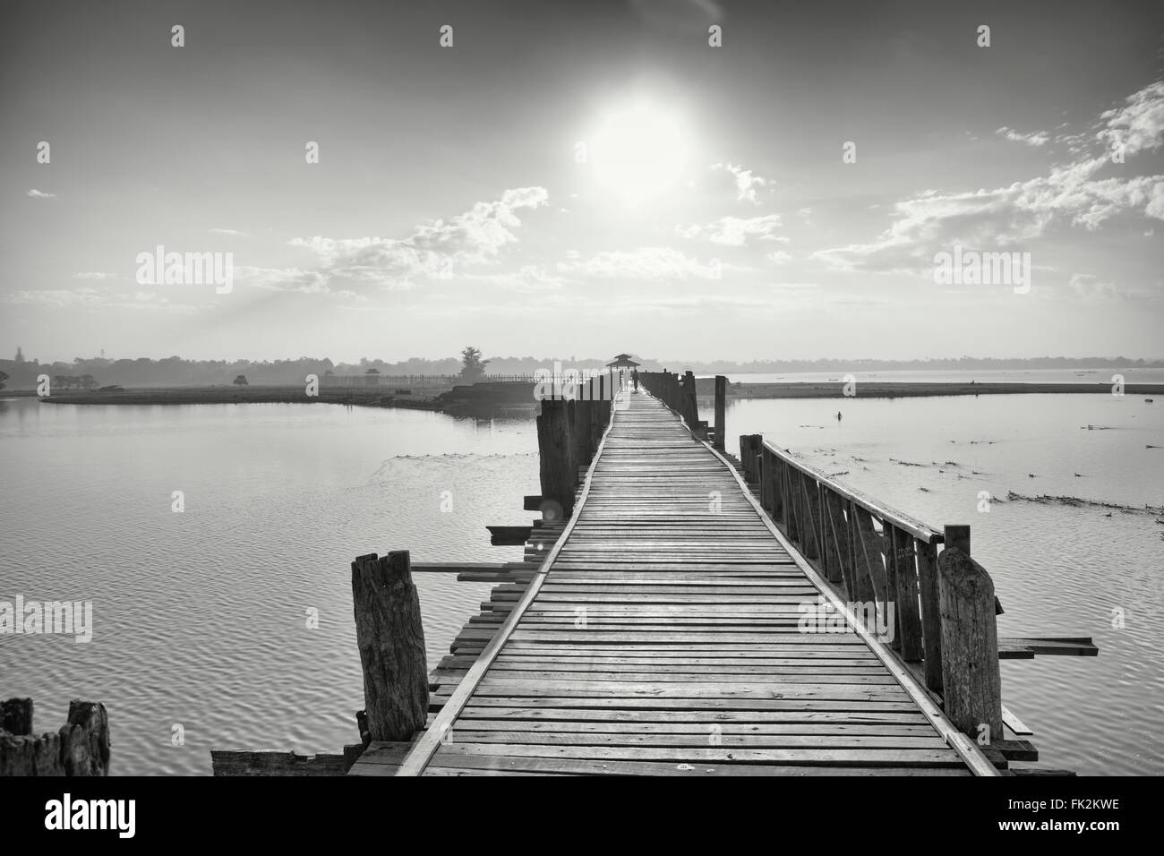 Schwarz-Weiß Landschaftsbilder der U Bein Teakbrücke am Taungthaman See, Amarapura, Myanmar Stockfoto