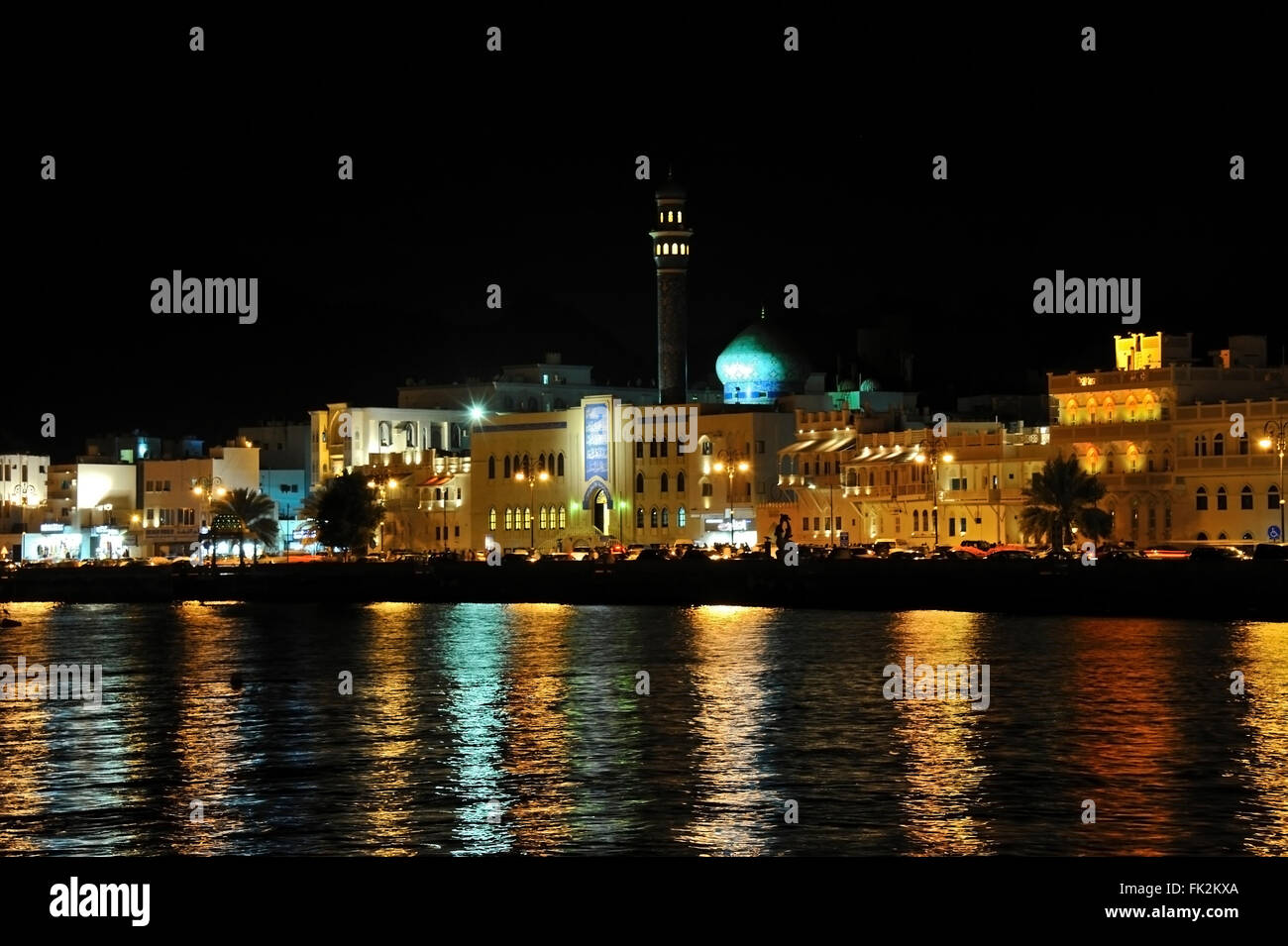 Mutrah nachts mit Licht Reflexion, Maskat, Sultanat Oman Stockfoto