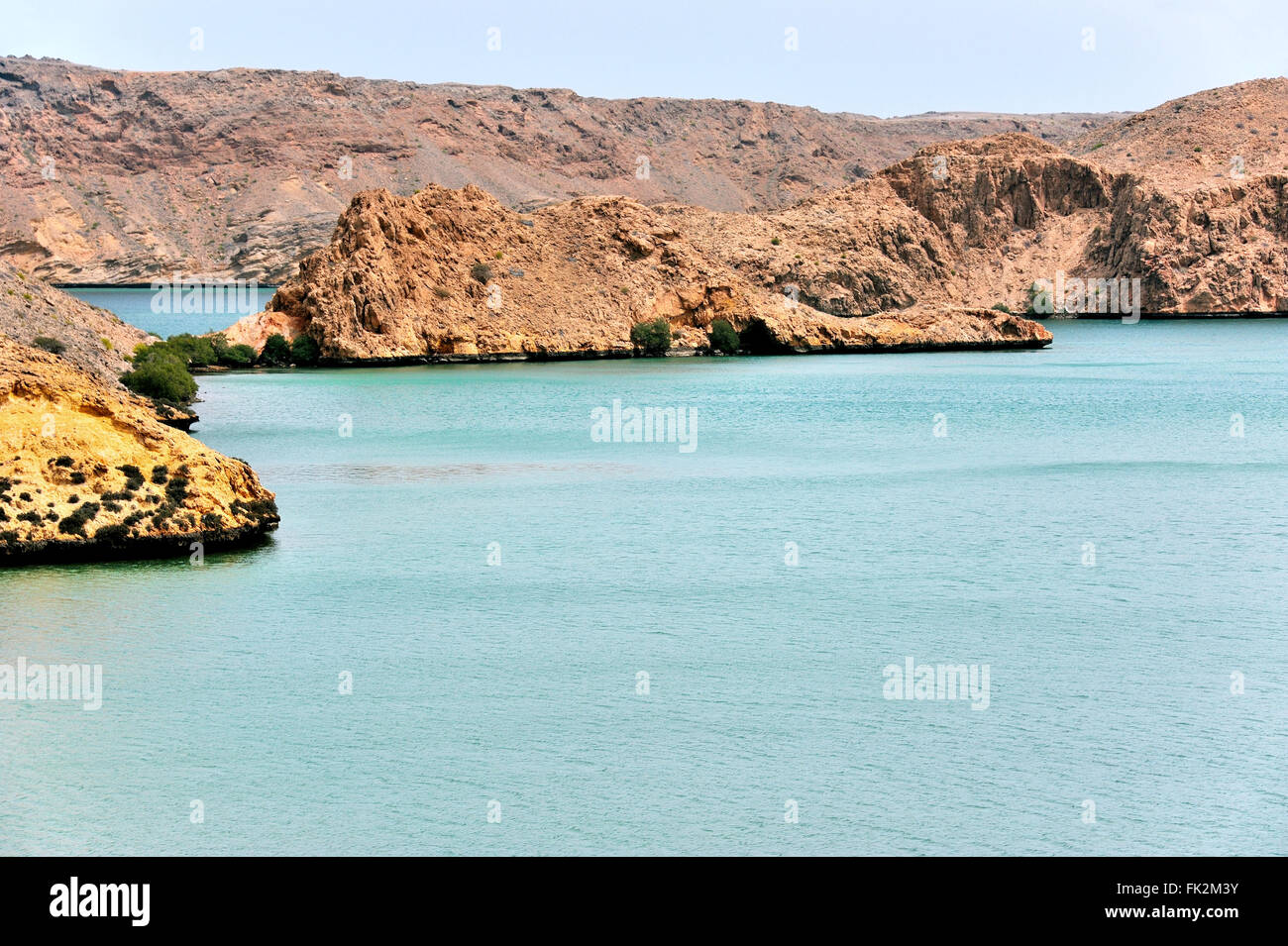 Bucht mit faszinierenden Felsen, in der Nähe von Flossen an der Küste wie Sifah lädt zum Schwimmen, in der Nähe von Muscat, Oman, in der Nähe von Diving Center Stockfoto