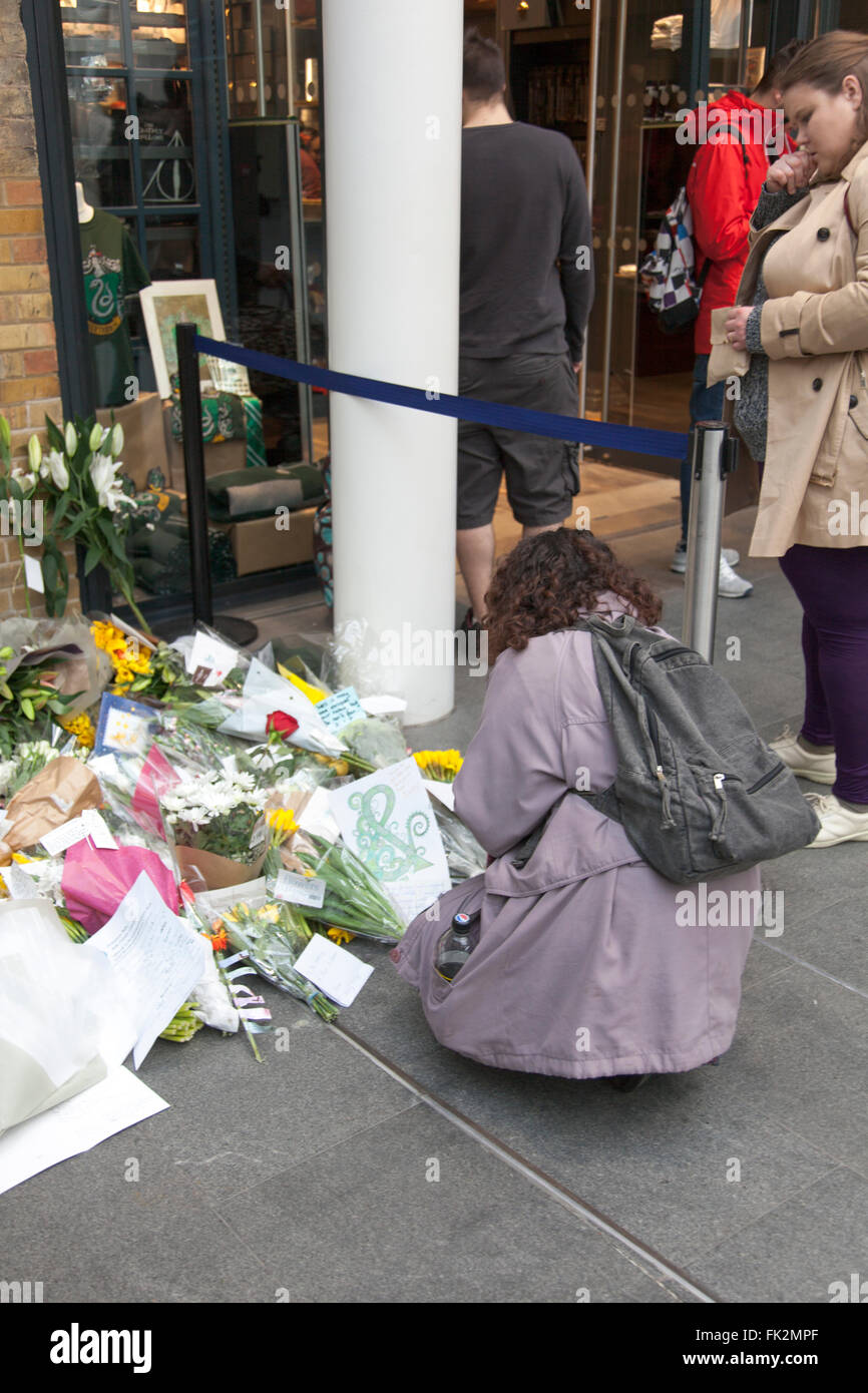 18. Januar 2016-London, UK - Fans legen Karten und Blumen in 9 1/2-Plattform zu Ehren des Schauspielers Alan Rickman nach seinem Tod Stockfoto