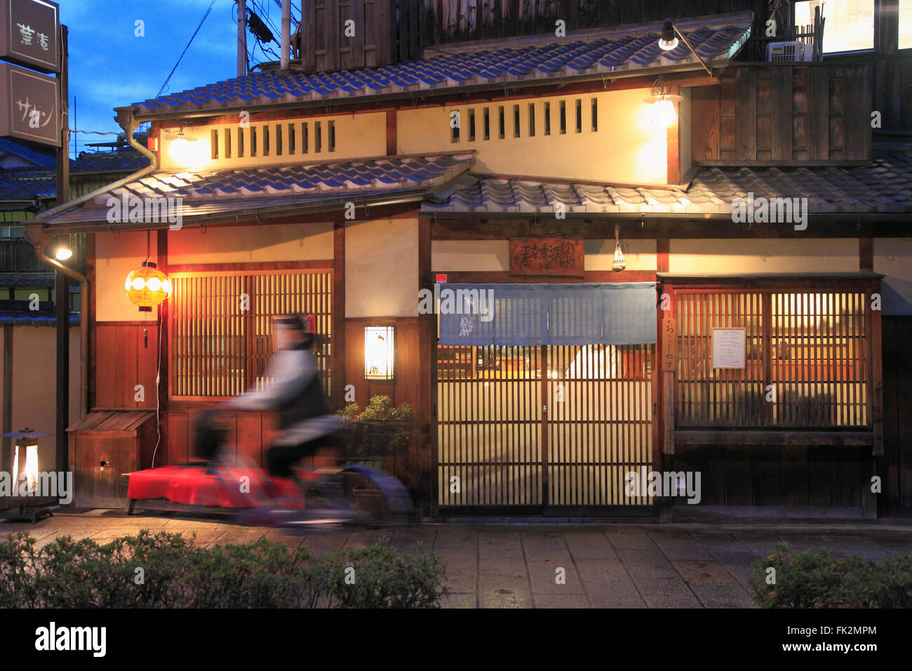 Japan, Kyoto, Shirakawa Street, Straßenszene, Nacht, Stockfoto