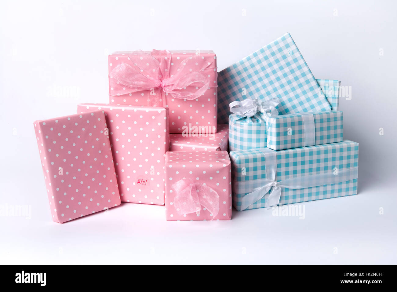Blau und rosa Baby-Geschenke auf weißem Hintergrund Stockfoto