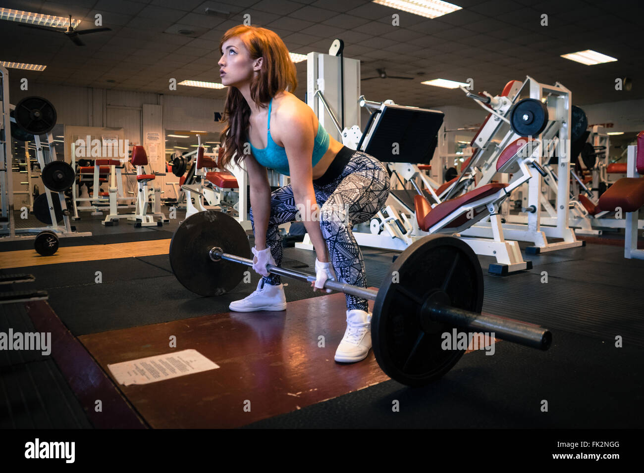Junge und schöne Frauen Fitness Wettbewerber auf eine Zahnstange, Kniebeugen Stockfoto