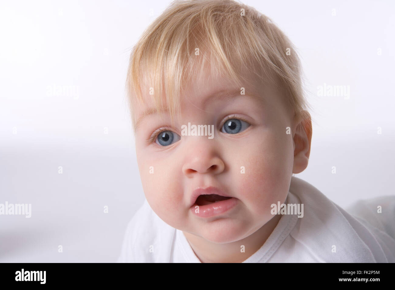 Portrait Of A Baby Mädchen auf weißen Hintergrund auf weißem Hintergrund Stockfoto