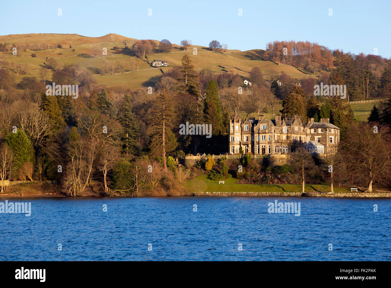 Blick auf ein Herrenhaus aus dem See Windemere im Lake District, Cumbria, England Stockfoto