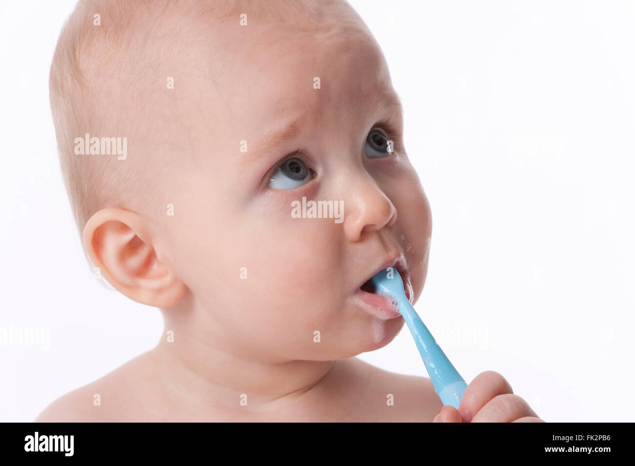 Baby Boy ist putzen seiner Zähne mit A Zahnbürste auf weißem Hintergrund Stockfoto