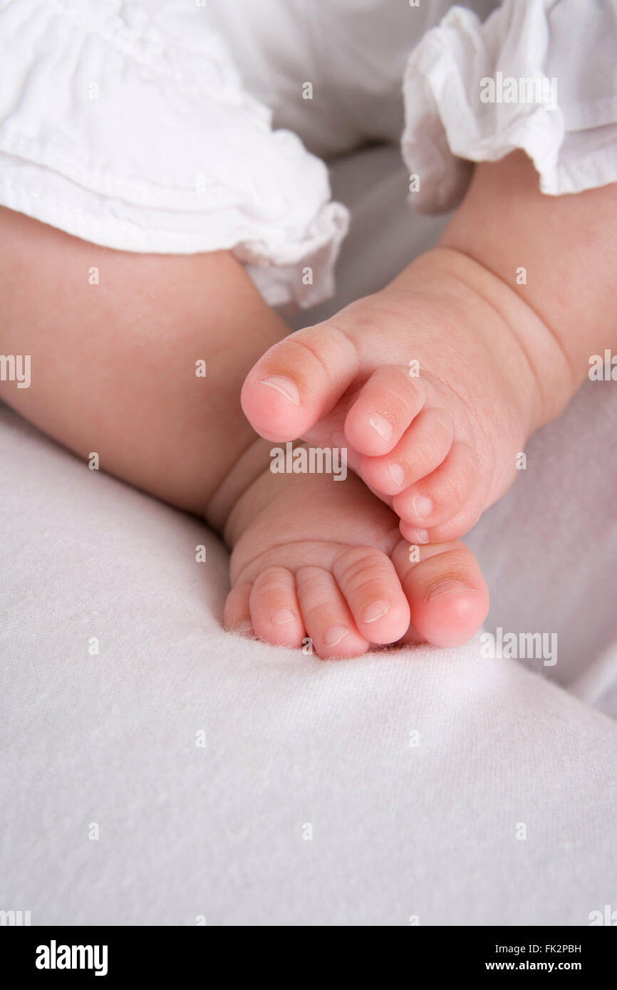 Kleine Baby-Füße im Bett Stockfoto