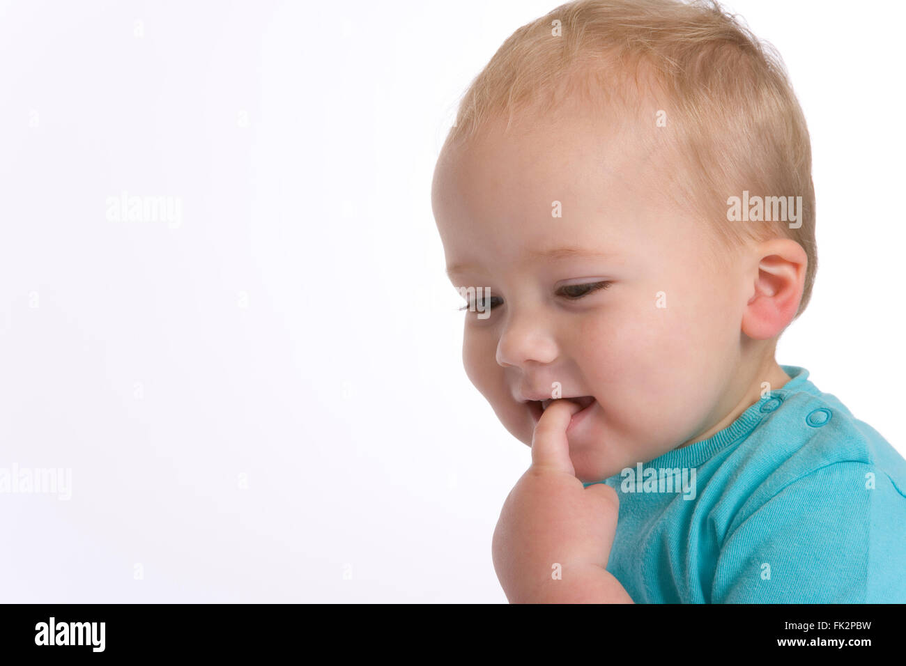 Portrait Of A Kleinkind Boy mit A schwanken Ausdruck mit Raum für Text auf weißem Hintergrund Stockfoto