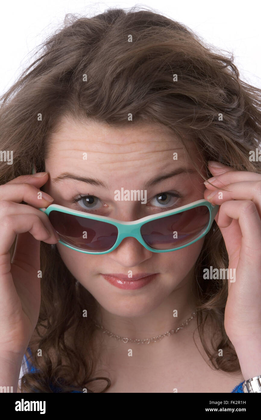 Teenager-Mädchen Spaß über Sonnenbrillen suchen Stockfoto