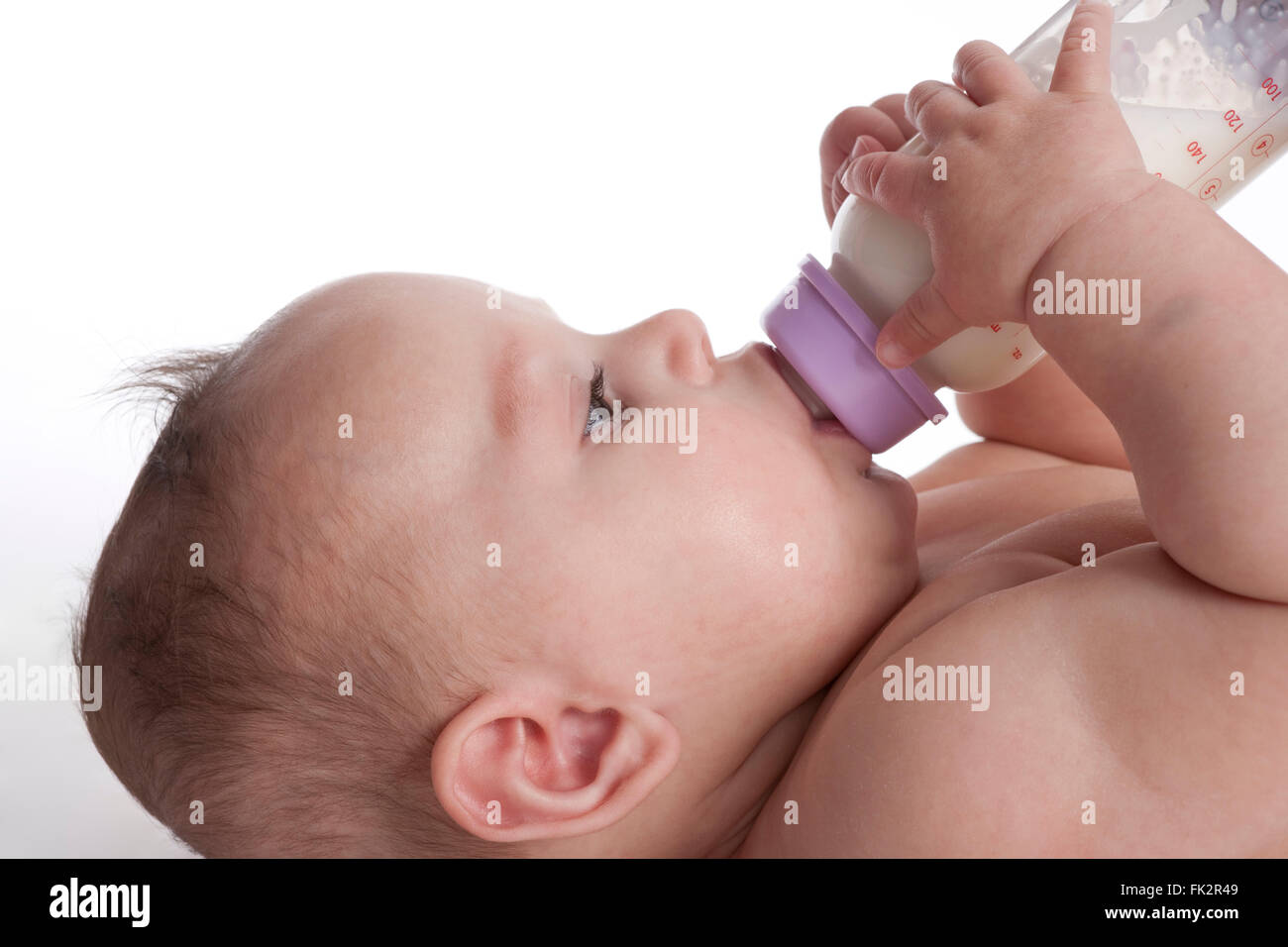 Babymädchen trinkt aus einer Babyflasche Stockfoto