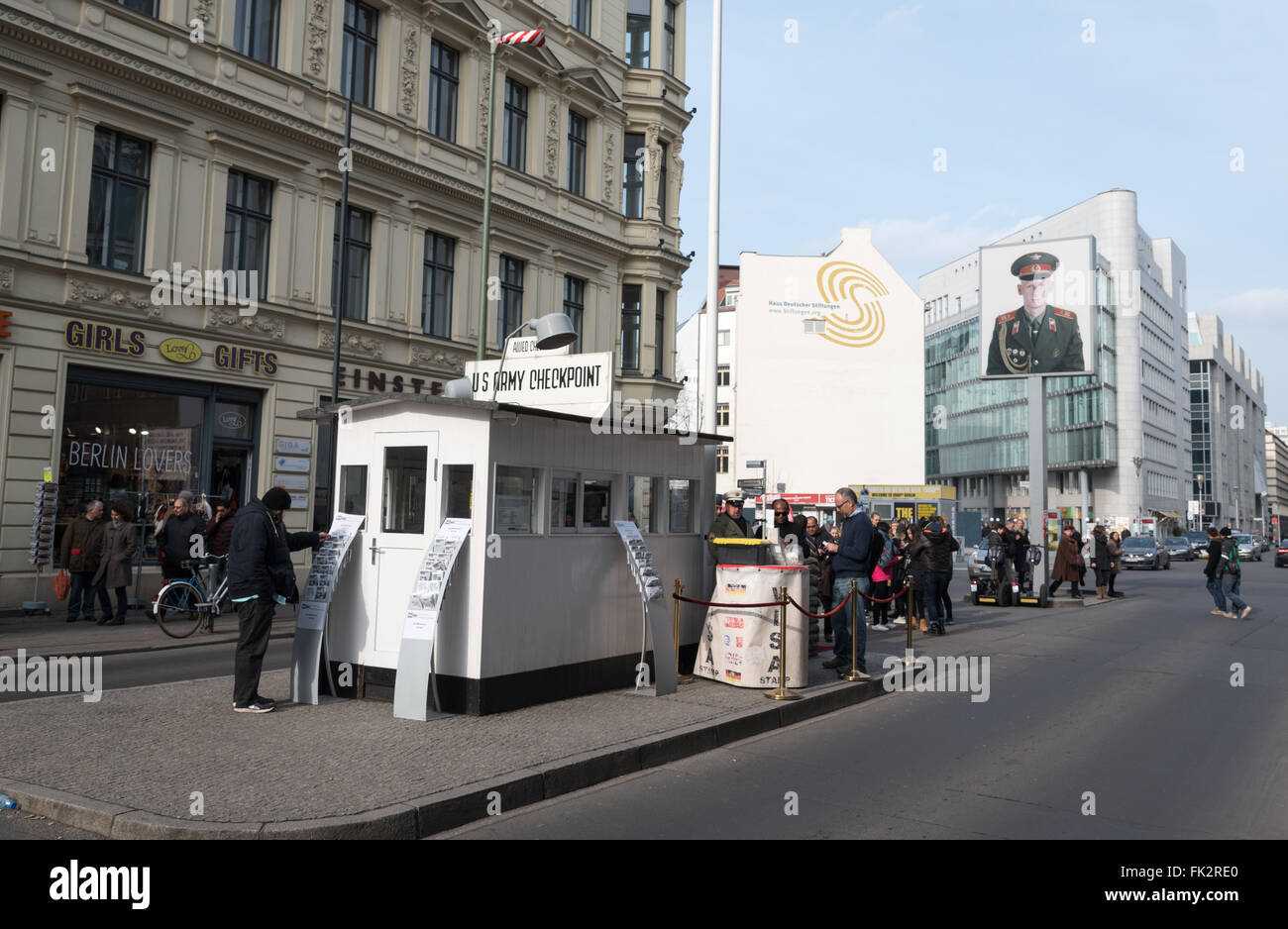 Checkpoint Charlie-Grenzübergang zwischen Ost- und Westberlin, während des Kalten Krieges Stockfoto