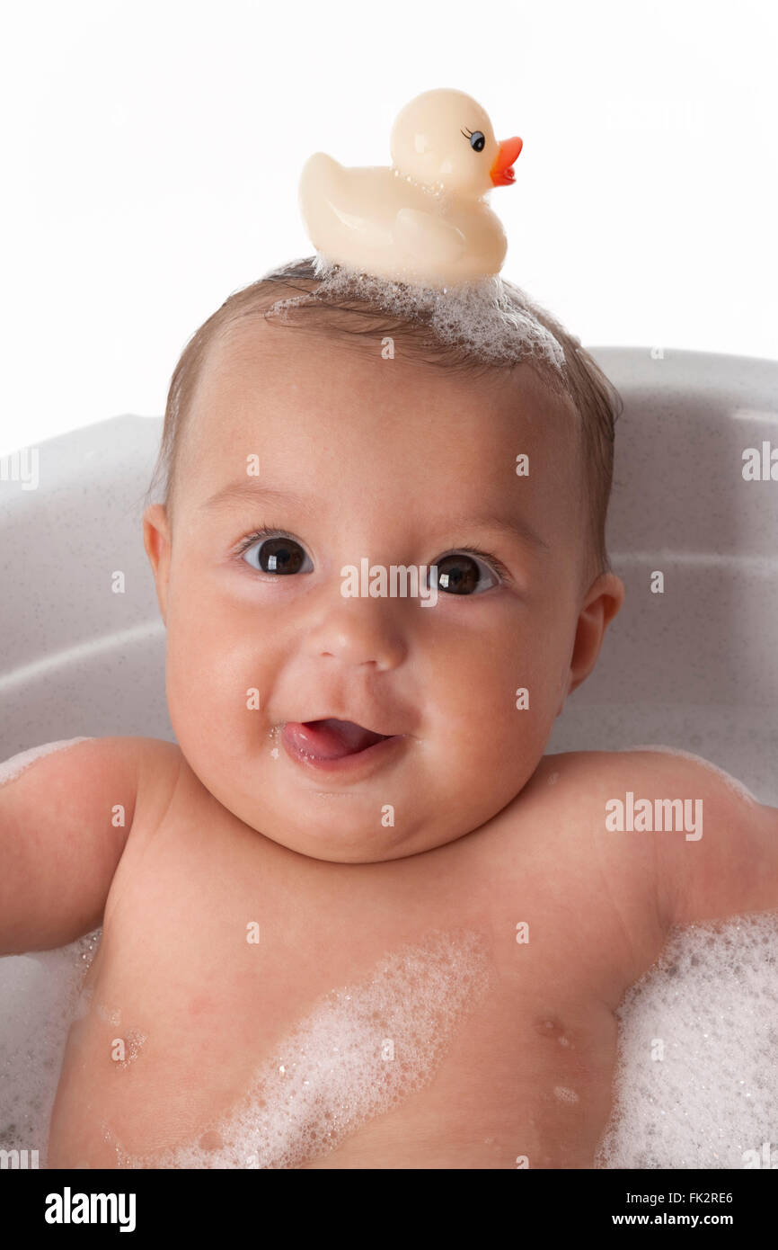 Kind mit ente -Fotos und -Bildmaterial in hoher Auflösung – Alamy