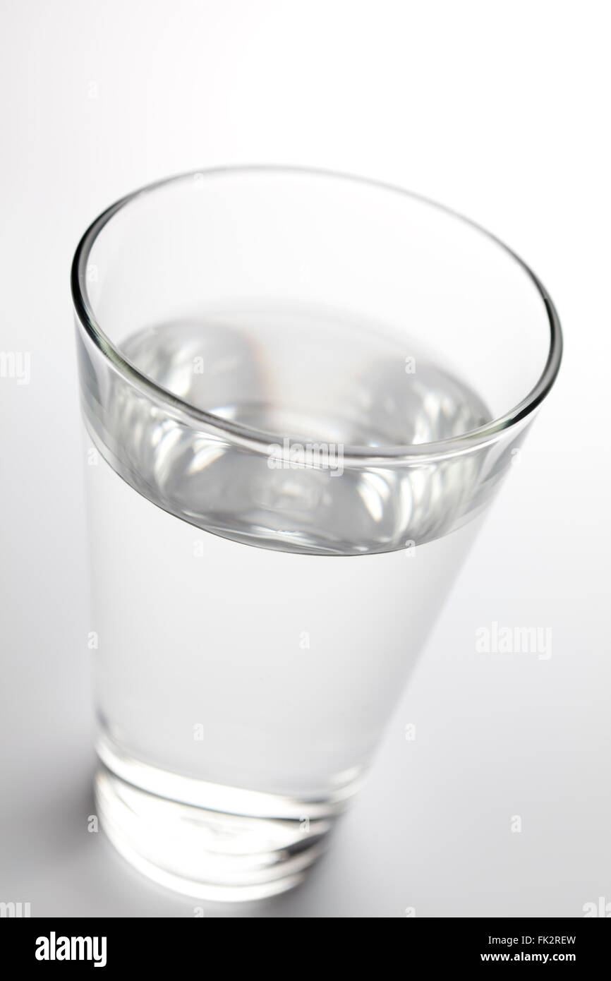 Glas mit frischem klarem Wasser Stockfoto