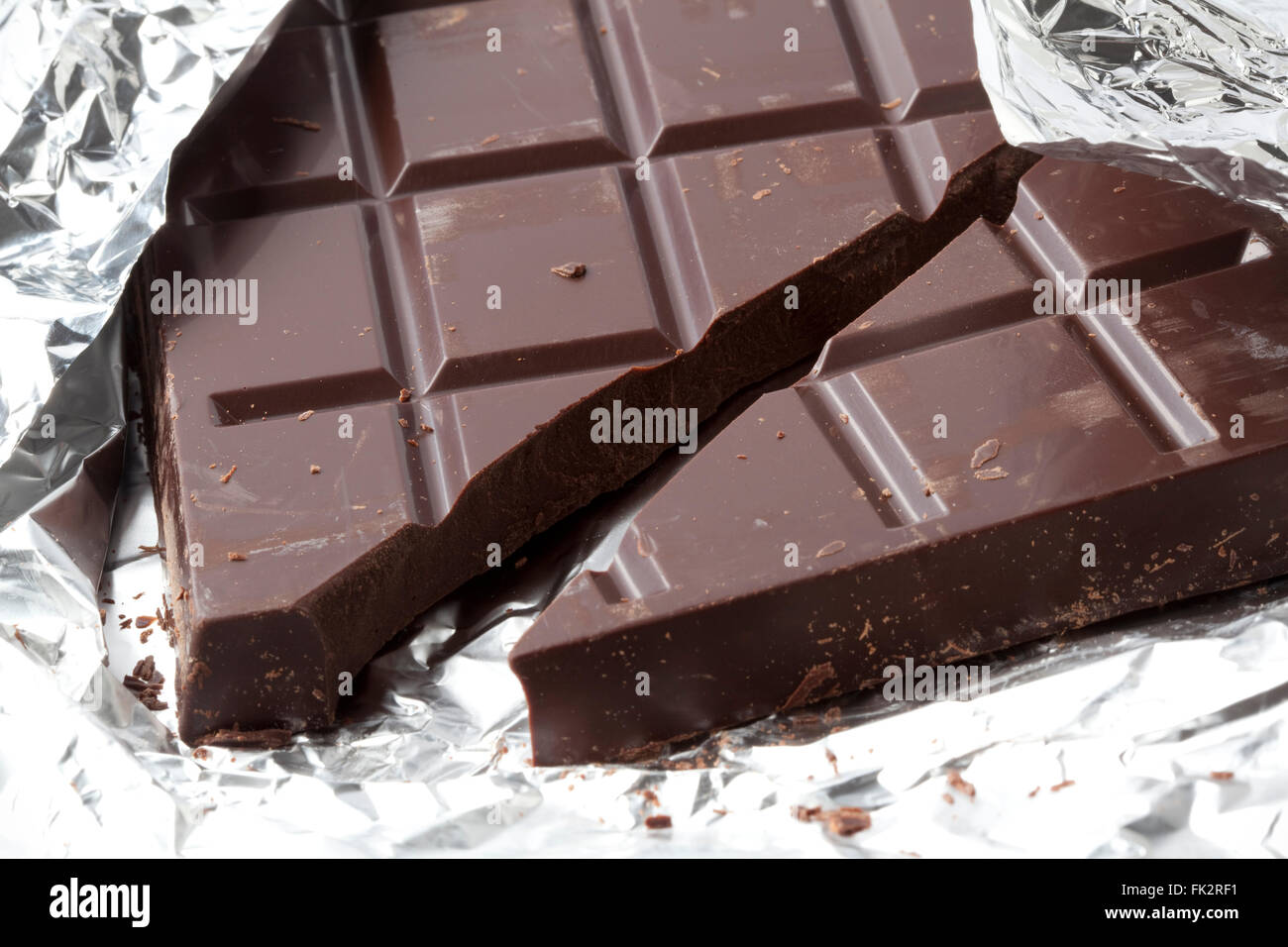 Reine braune Schokolade auf Alufolie Stockfoto