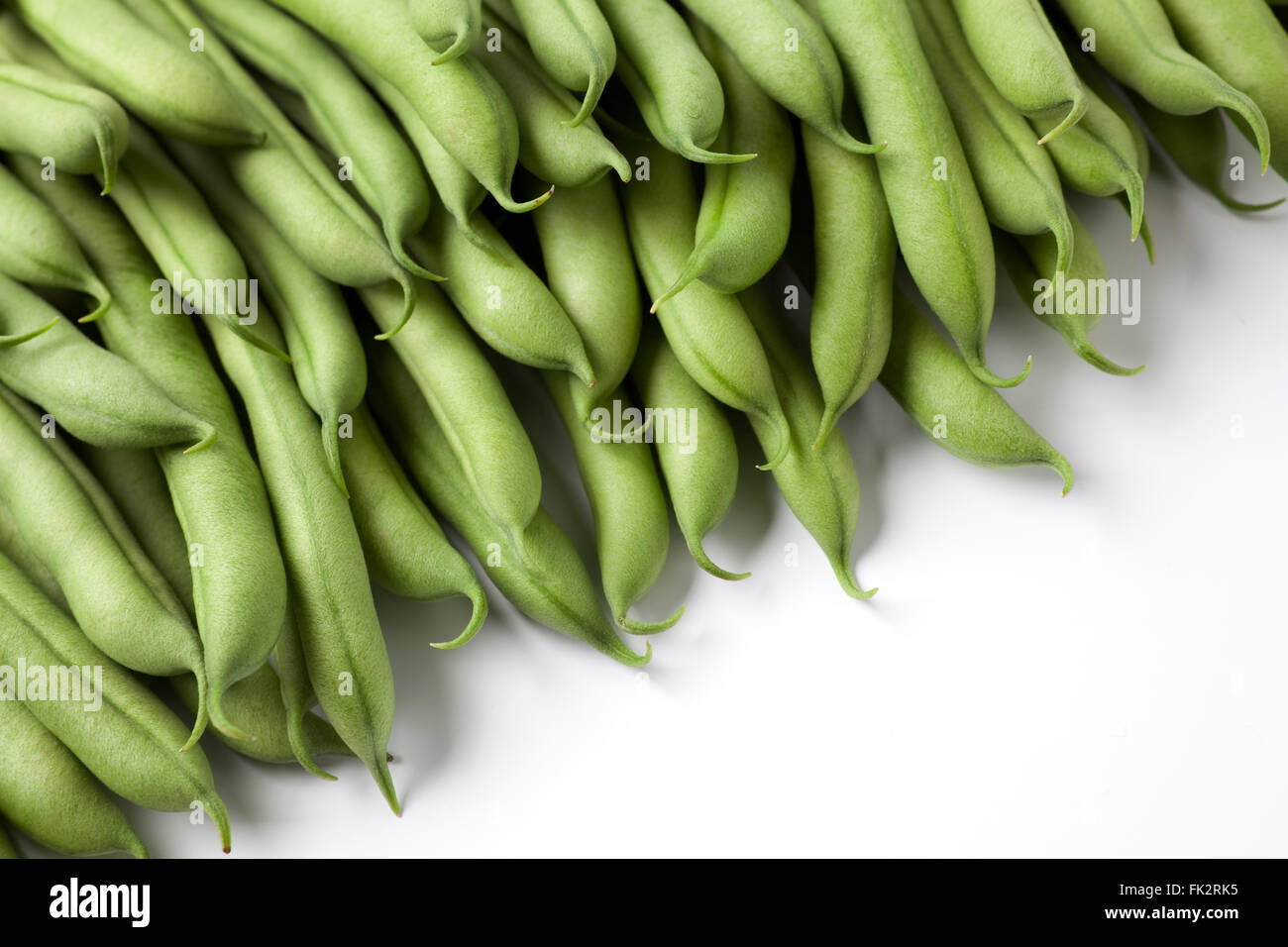 Frische rohe grüne Bohnen oder Bohnen auf weißem Hintergrund Stockfoto