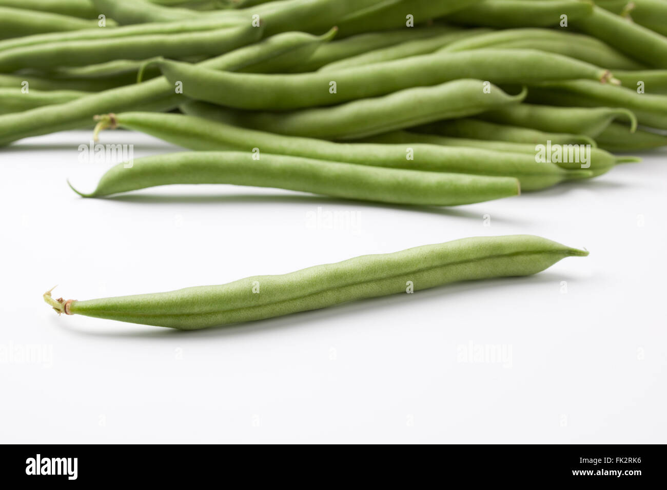 Frische rohe grüne Bohnen oder Französisch Bohnen auf weißem Hintergrund Stockfoto