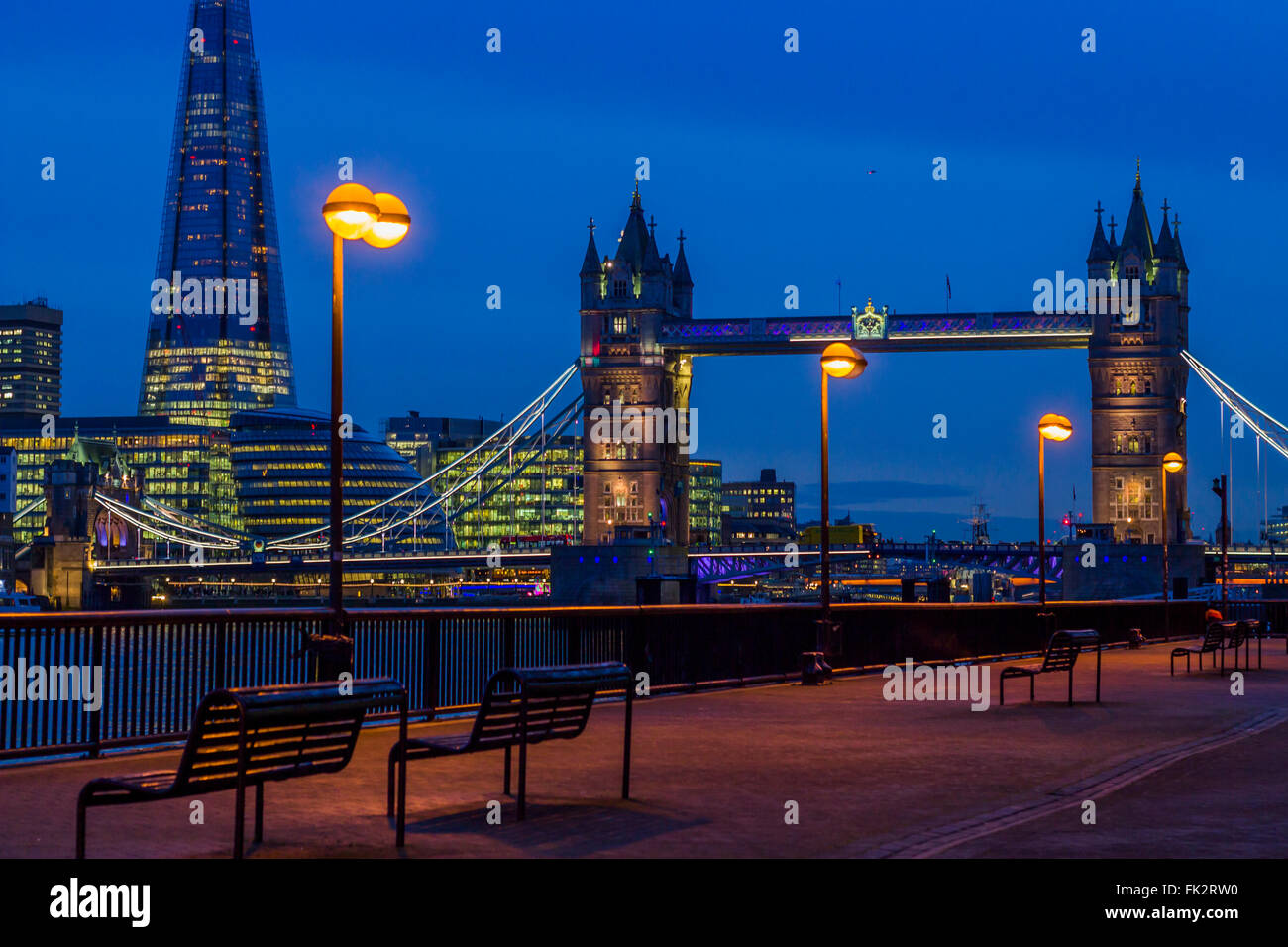 Splitter und Tower Bridge bei Nacht in London Stockfoto