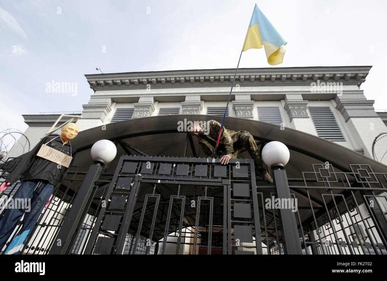 21. Januar 2016 - ein Demonstrant legt eine ukrainische Flagge zu einen Zaun von der russischen Botschaft während einer Kundgebung fordern Befreiung des ukrainischen pilot Nadia Savchenko in Russland, in Kiew, Ukraine 6. März 2016 ins Gefängnis © Swoboda Stepanov/ZUMA Draht/Alamy Live News Stockfoto