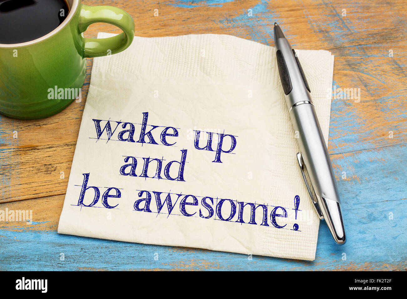 Wachen Sie auf und tolle Beratung oder Erinnerung - Handschrift auf Serviette mit einer Tasse Kaffee Stockfoto