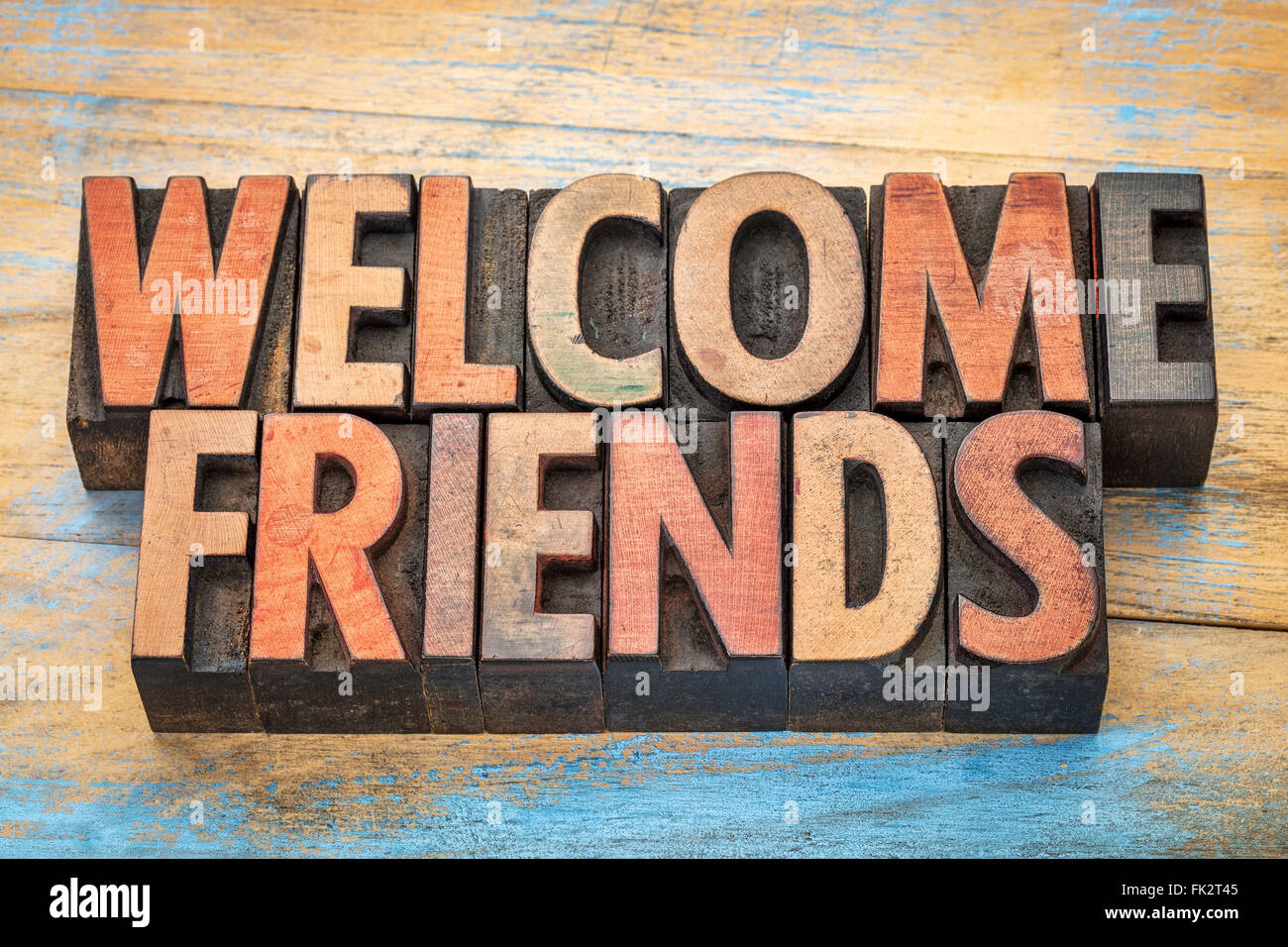 Willkommen Freunde Banner - Text in Vintage Buchdruck Holzart Blöcken durch Farbe Farben gebeizt Stockfoto