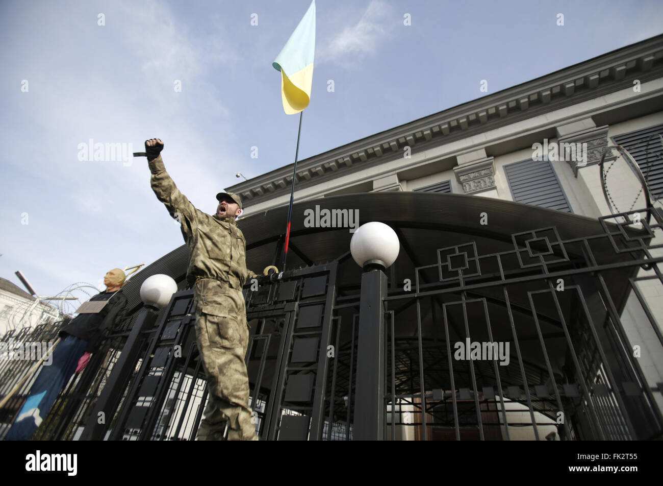 21. Januar 2016 - ein Demonstrant brüllt, als er auf einem Zaun der russischen Botschaft während einer Kundgebung fordern Befreiung des ukrainischen pilot Nadia Savchenko in Russland, in Kiew, Ukraine 6. März 2016 ins Gefängnis klettert © Swoboda Stepanov/ZUMA Draht/Alamy Live News Stockfoto