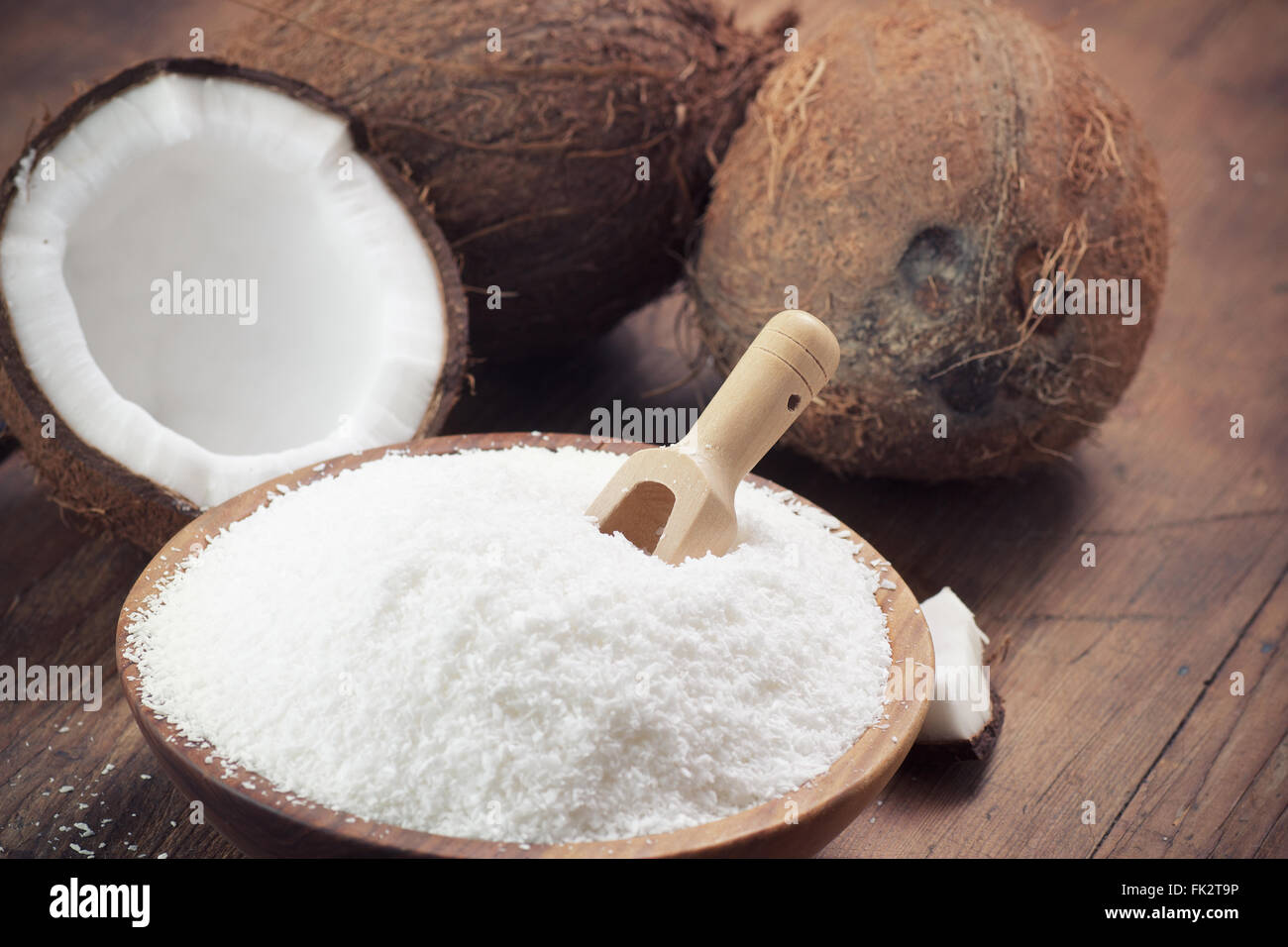 Nahaufnahme von einer Kokosnuss und geerdeten Kokosflocken Stockfoto