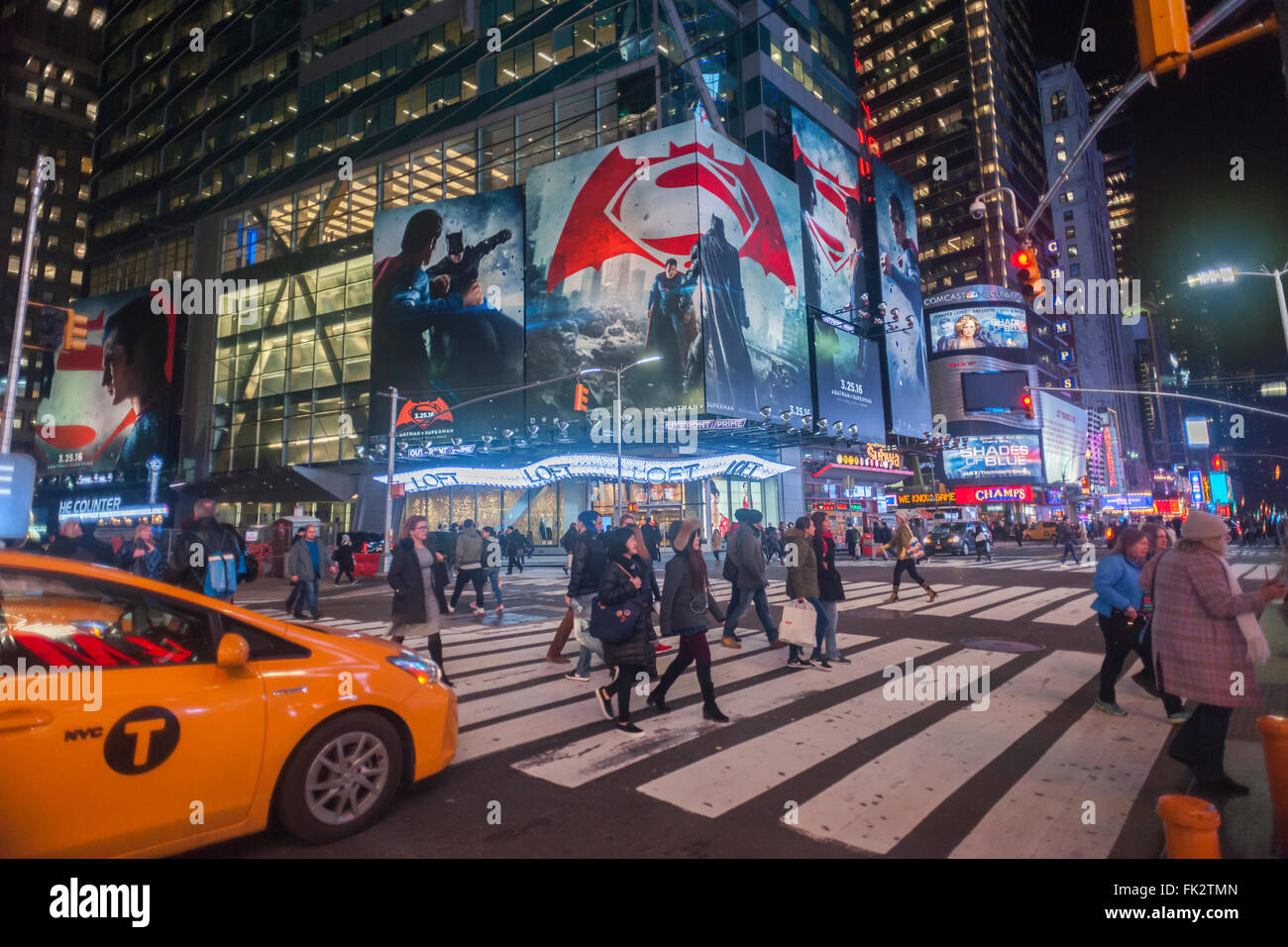 Werbung für die Warner Bros ' Batman V Superman: Dawn of Justice "Film auf dem Times Square in New York auf Dienstag, 1. März 2016 zu sehen ist.  (© Richard B. Levine) Stockfoto