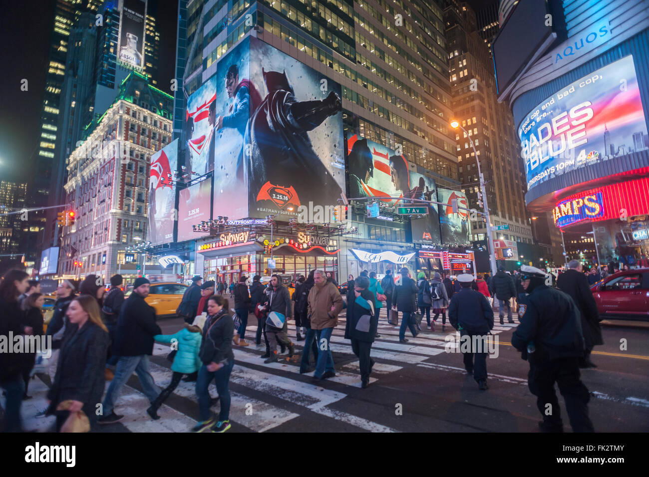 Werbung für die Warner Bros ' Batman V Superman: Dawn of Justice "Film auf dem Times Square in New York auf Dienstag, 1. März 2016 zu sehen ist.  (© Richard B. Levine) Stockfoto